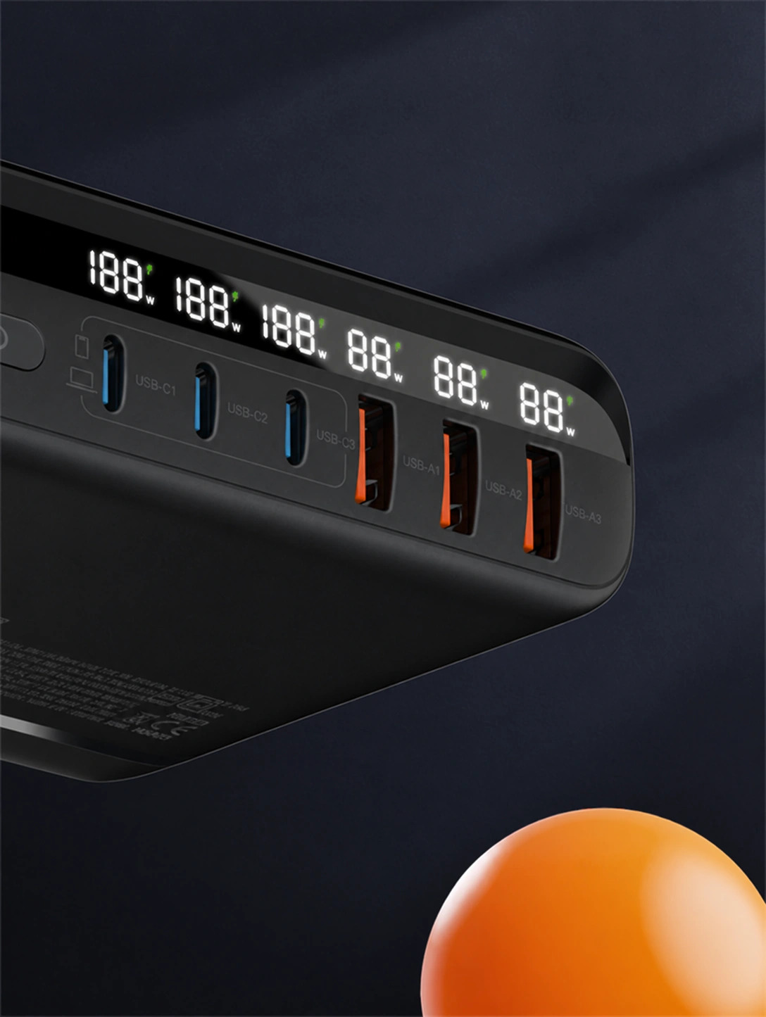 Detail šesti portů a LED displeje nabíječky